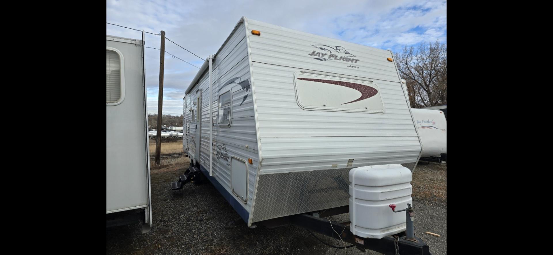 2005 White Jayco Jay Flight 29FBS , located at 923 US HWY 87 E., Billings, MT, 59101, (406) 245-0456, 45.795788, -108.451881 - Very nice 2005 Jayco Jay Flight 29' Travel trailer with 1 super slide. Front Queen walk around bed, rear double bunks with bottom being oversized, could sleep nine, shower/tub combo, jack knife couch and booth dinette both make into beds. Model 29FBS. Light hail. John at 406 208 0659 - Photo#1